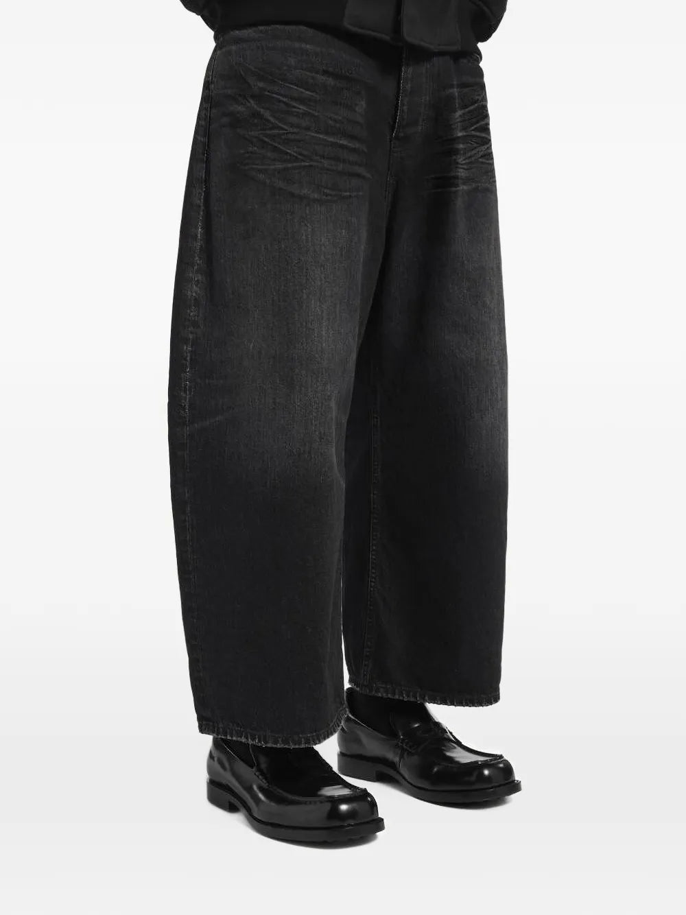 Vybledlé džíny v distressed stylu