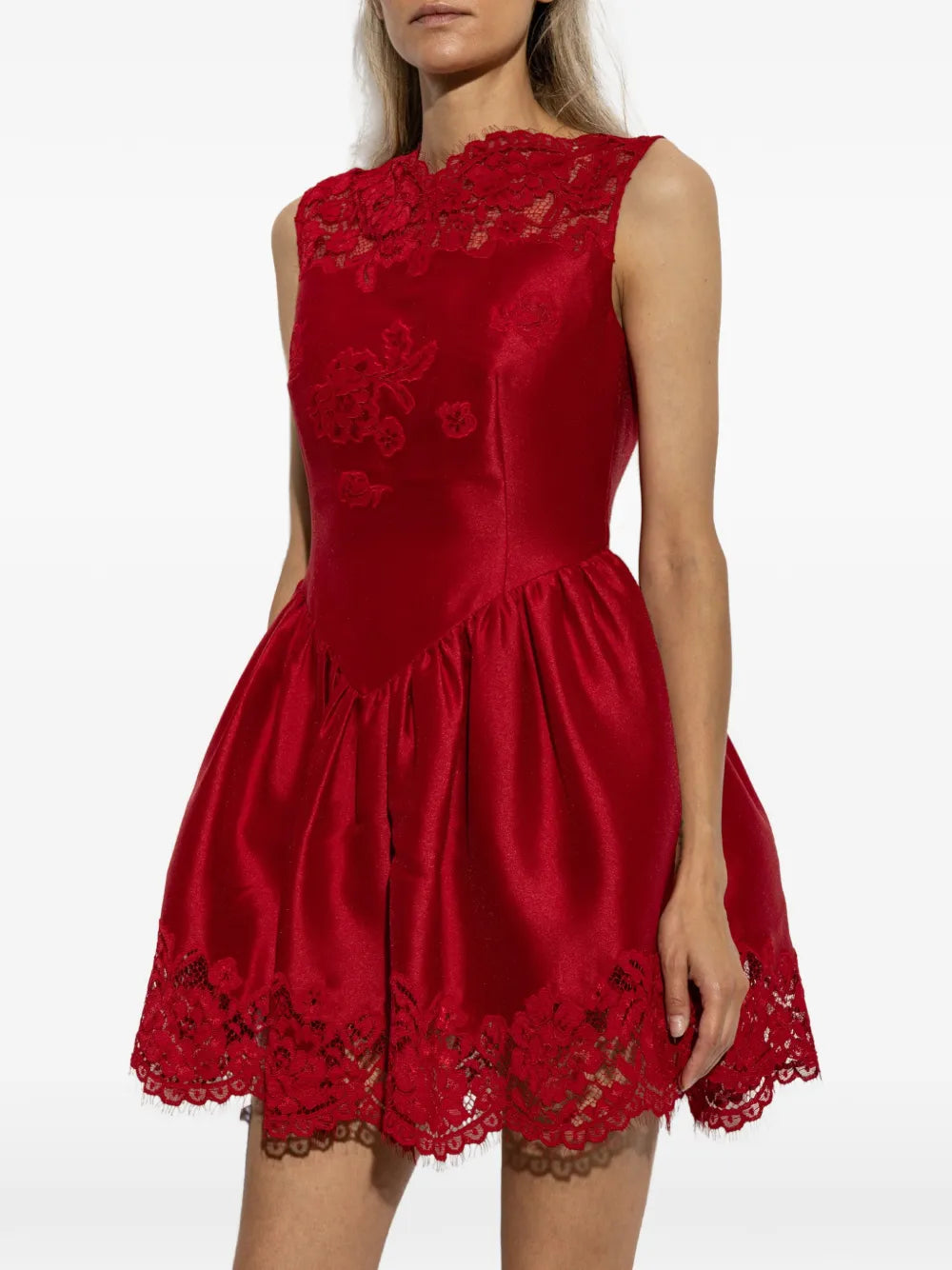 Taftkleid mit Spitzenbesatz