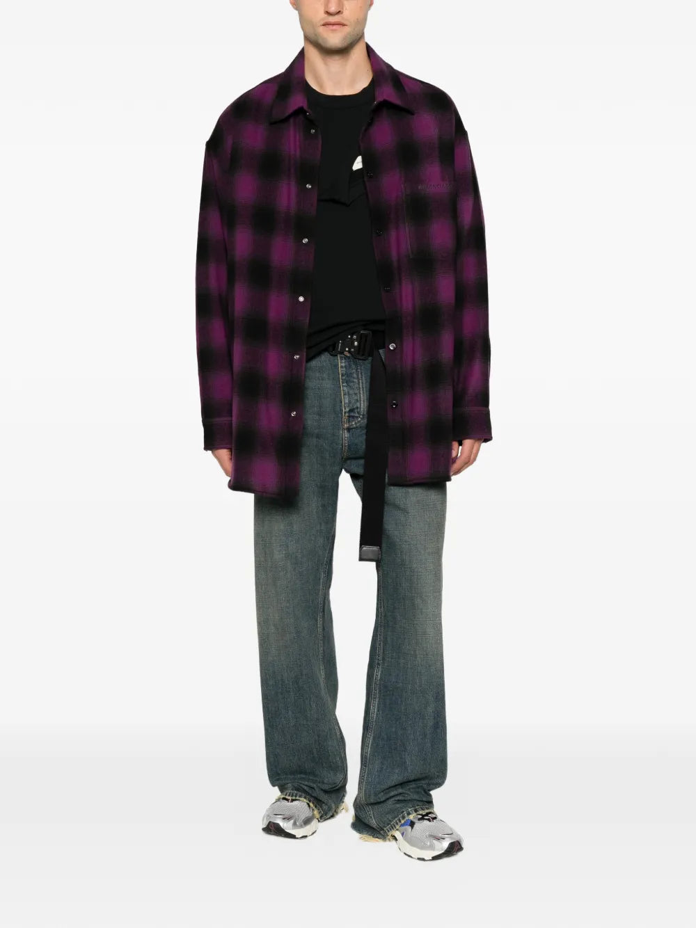 Wide-leg jeans with a distressed look